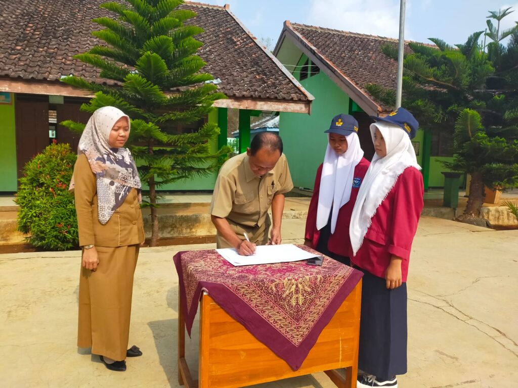 Serah Terima Ketua OSIS Tahun Pelajaran 2023/2024